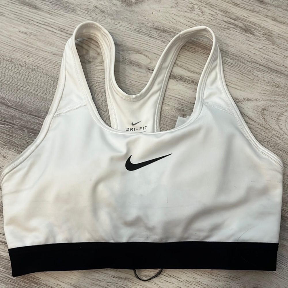 detail cross back nike sport bra